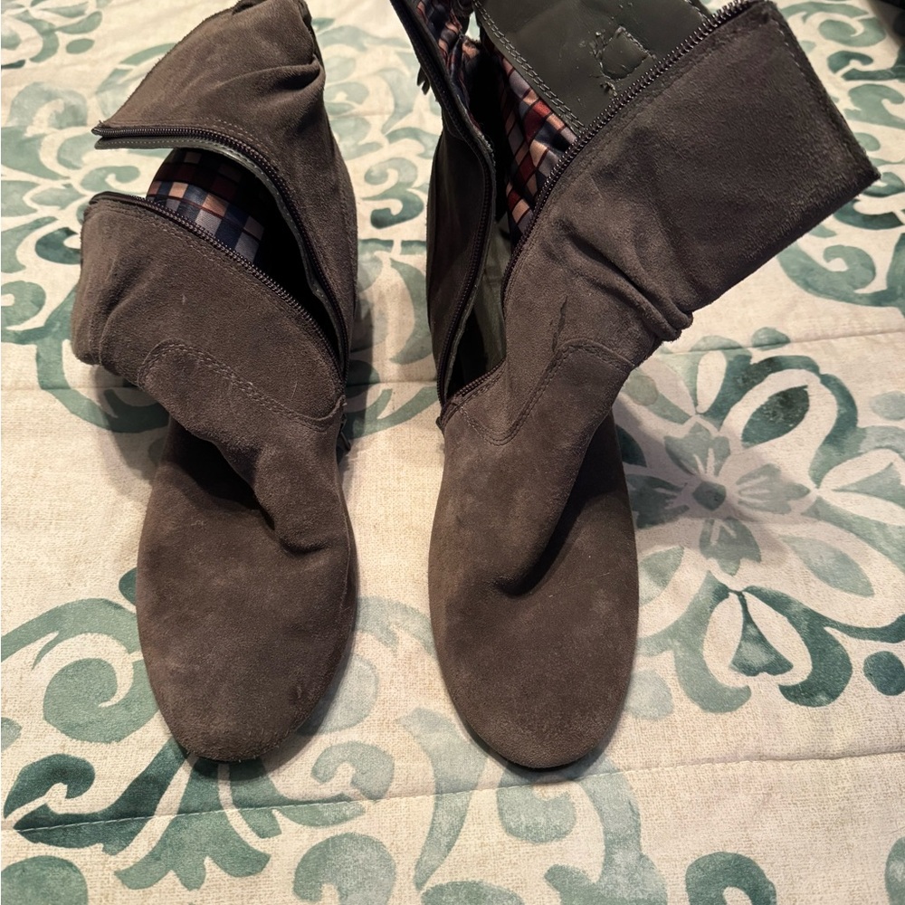 Stylish Gray Suede Women's Boots